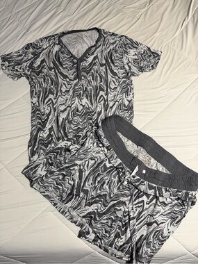 Little Sleepies Marble Swirl Short Pajama Set in Black & White